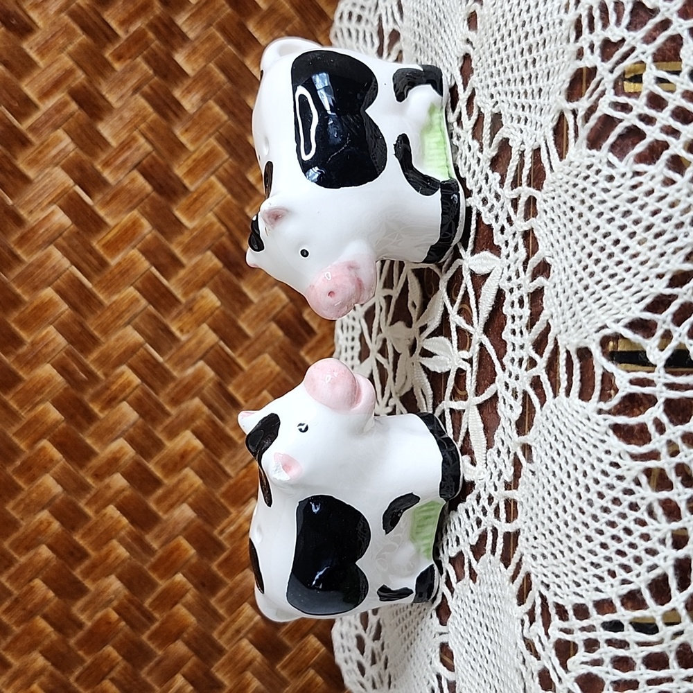 👉DAIRY COWS SALT & PEPPER SHAKERS ~CERAMIC ~HANDPAINTED